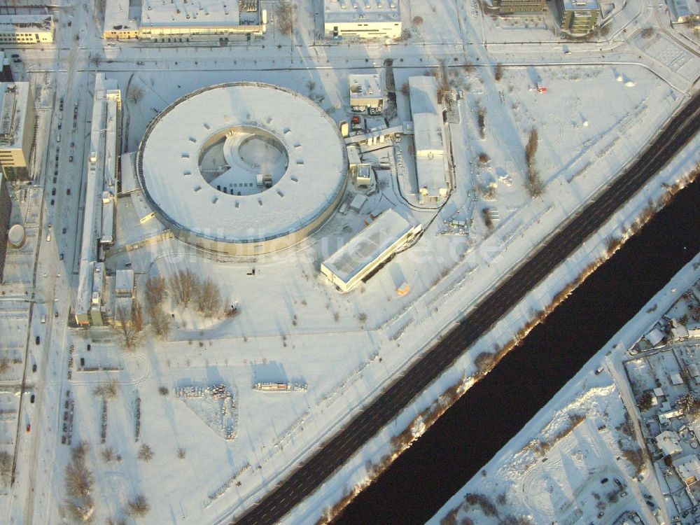 Berlin aus der Vogelperspektive: Winterluftbild Forschungs- Gebäude und Bürokomplex Elektronen- Speicherring BESSY - Synchrotronstrahlungsquelle im Ortsteil Adlershof in Berlin, Deutschland