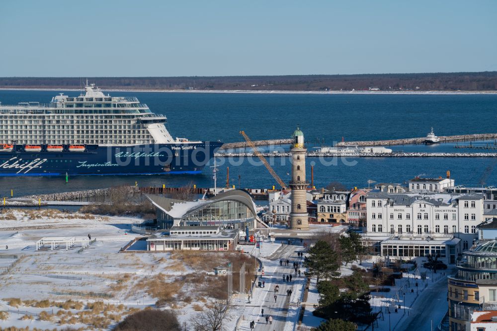 Rostock von oben - Winterluftbild Freiluft- Gaststätten Gebäude - Ensemble Leuchtturm - Teepott im Ortsteil Warnemünde in Rostock im Bundesland Mecklenburg-Vorpommern, Deutschland