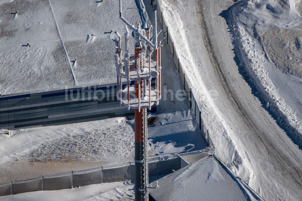 Luftaufnahme Gersfeld (Rhön) - Winterluftbild Funkturm und Sendeanlage auf der Kuppe des Bergmassives der Wasserkuppe in Gersfeld (Rhön) im Bundesland Hessen, Deutschland