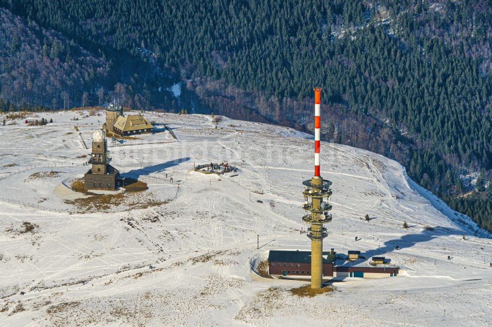 Luftaufnahme Feldberg (Schwarzwald) - Winterluftbild. Funkturm und Sendeanlagen auf der Kuppe des Bergmassives Feldberg im Schwarzwald im Bundesland Baden-Württemberg