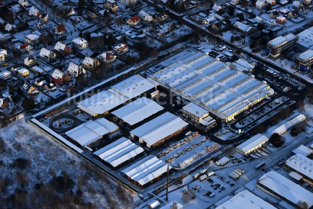 Berlin von oben - Winterluftbild Gebäude des Baumarktes der Possling GmbH & Co.KG Mahlsdorf Landsberger Straße im Ortsteil Mahlsdorf in Berlin