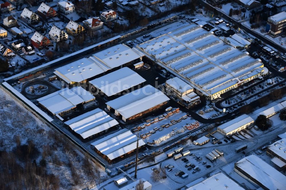 Berlin aus der Vogelperspektive: Winterluftbild Gebäude des Baumarktes der Possling GmbH & Co.KG Mahlsdorf Landsberger Straße im Ortsteil Mahlsdorf in Berlin