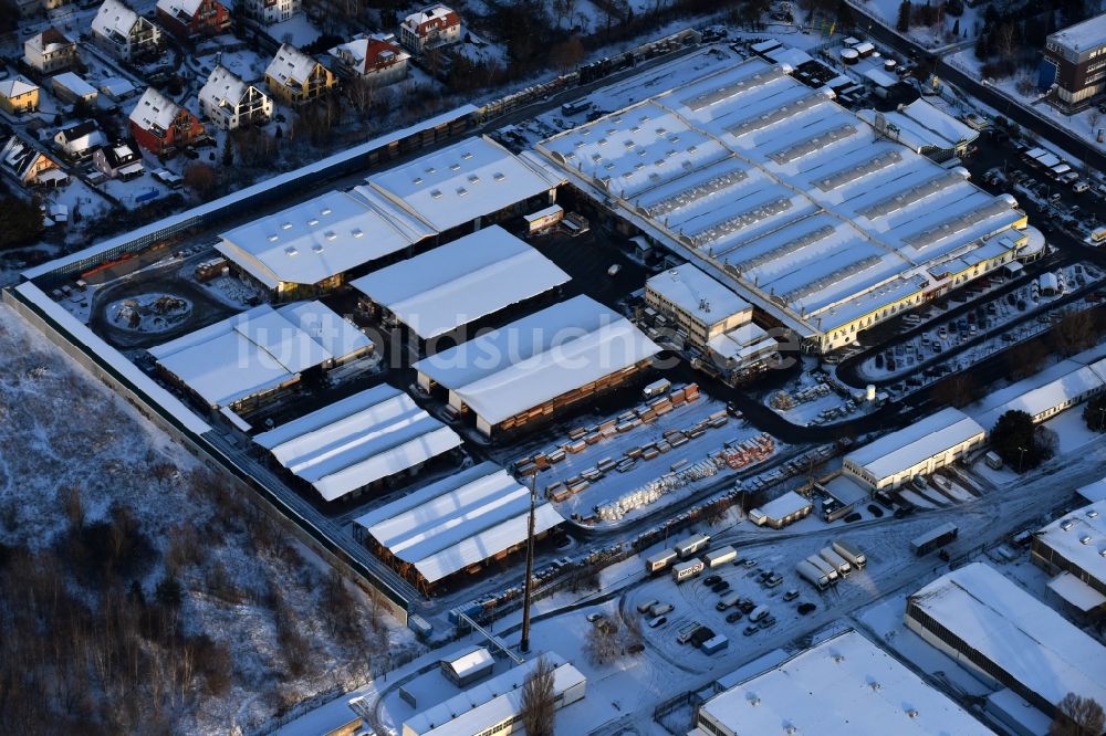 Luftbild Berlin - Winterluftbild Gebäude des Baumarktes der Possling GmbH & Co.KG Mahlsdorf Landsberger Straße im Ortsteil Mahlsdorf in Berlin