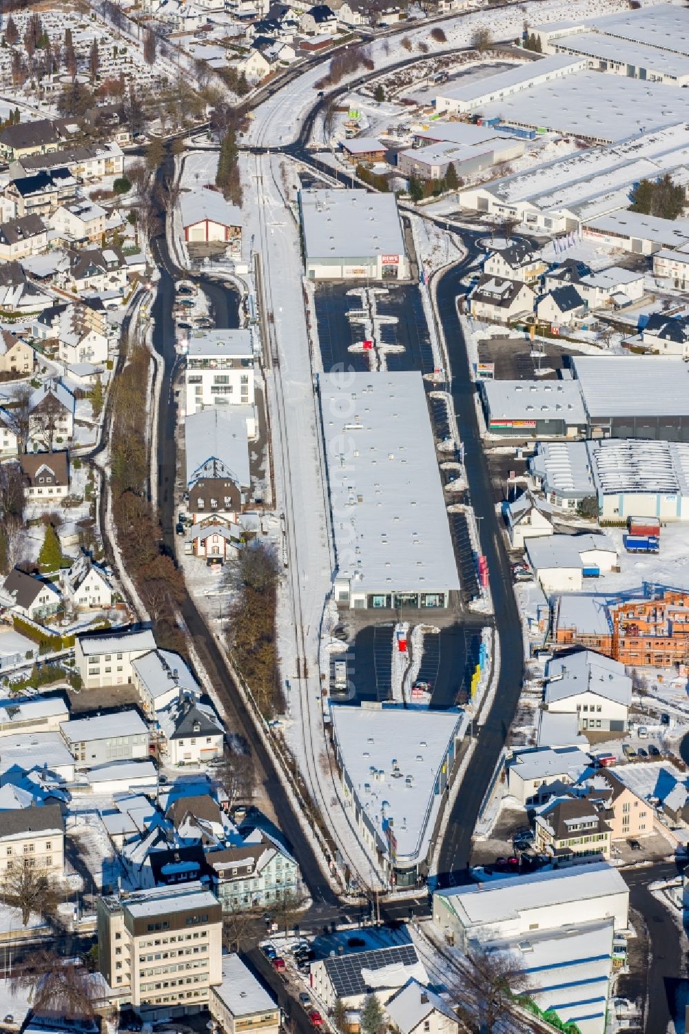 Brilon von oben - Winterluftbild Gebäude des Einkaufszentrum der Dirk Rossmann GmbH an der Freiladestraße in Brilon im Bundesland Nordrhein-Westfalen