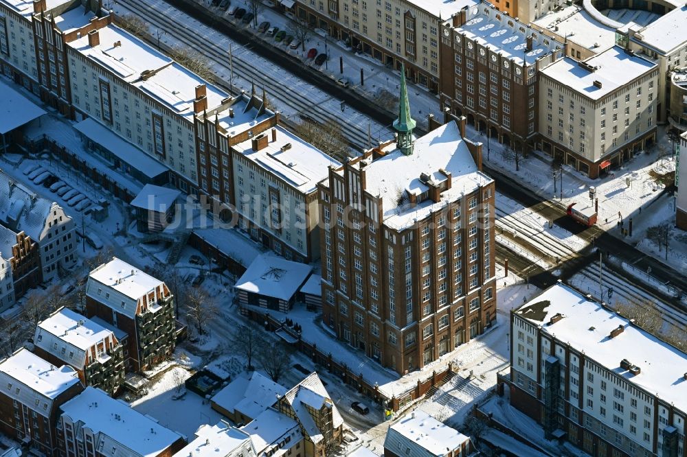 Rostock aus der Vogelperspektive: Winterluftbild Gebäude des Einkaufszentrum Hanse Passage in der Altstadt in Rostock im Bundesland Mecklenburg-Vorpommern, Deutschland