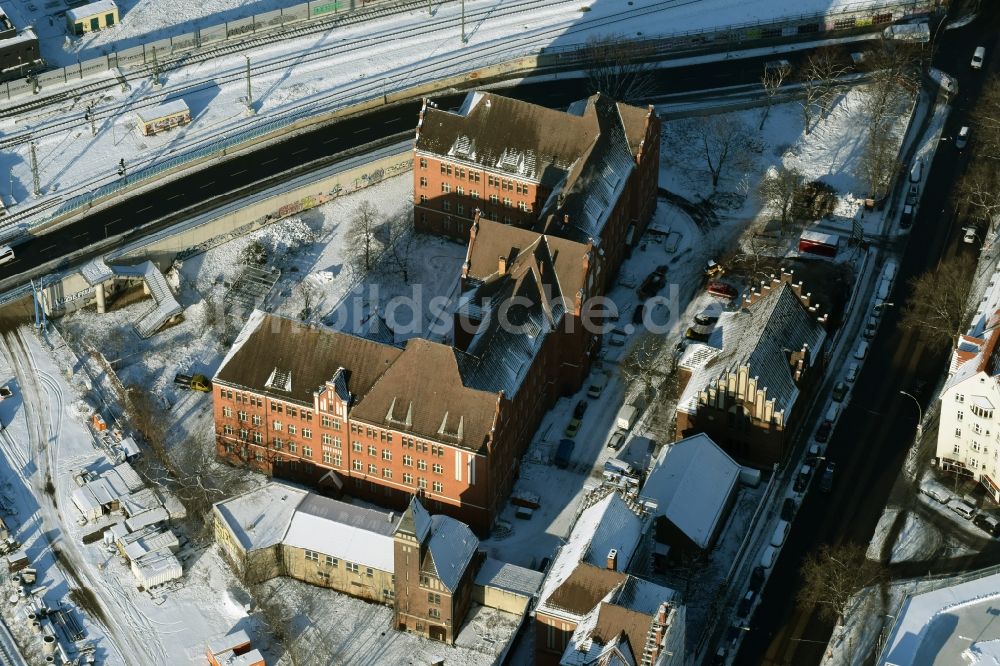 Berlin von oben - Winterluftbild Gebäude der Jugendherberge DJH Jugendherberge Berlin Ostkreuz in Berlin