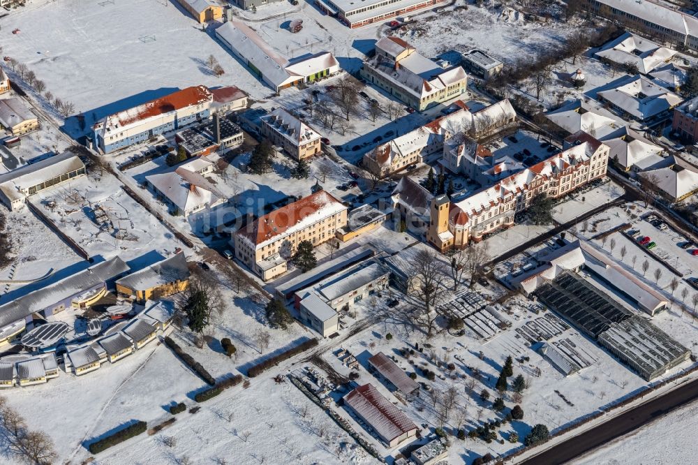 Landau in der Pfalz von oben - Winterluftbild Gebäude des Kinder- und Jugendheimes Jugendwerk St. Josef im Ortsteil Queichheim in Landau in der Pfalz im Bundesland Rheinland-Pfalz, Deutschland