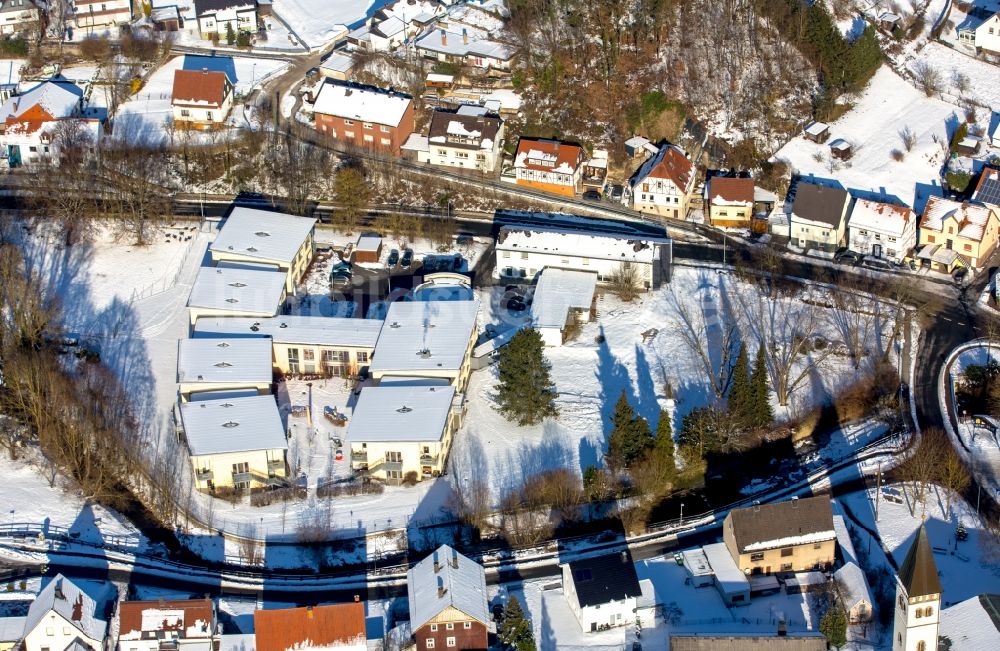 Luftaufnahme Marsberg - Winterluftbild Gebäude der Seniorenresidenz des Altenheimes Sankt Franziskus im Ortsteil Beringhausen in Marsberg im Bundesland Nordrhein-Westfalen