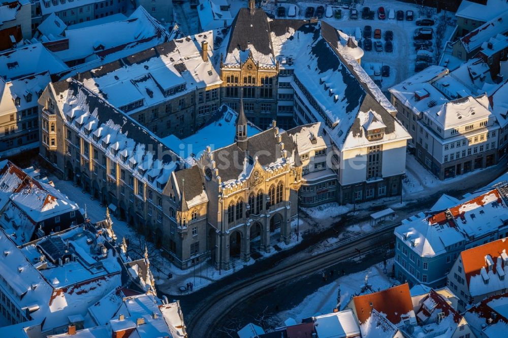 Luftbild Erfurt - Winterluftbild Gebäude der Stadtverwaltung - historisches Rathaus am Fischmarkt in Erfurt im Bundesland Thüringen, Deutschland