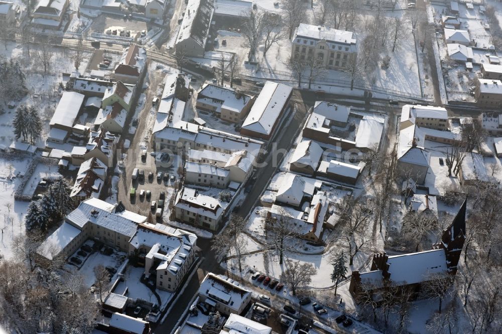 Werneuchen aus der Vogelperspektive: Winterluftbild Gebäude der Stadtverwaltung - Rathaus am Marktplatz in Werneuchen im Bundesland Brandenburg