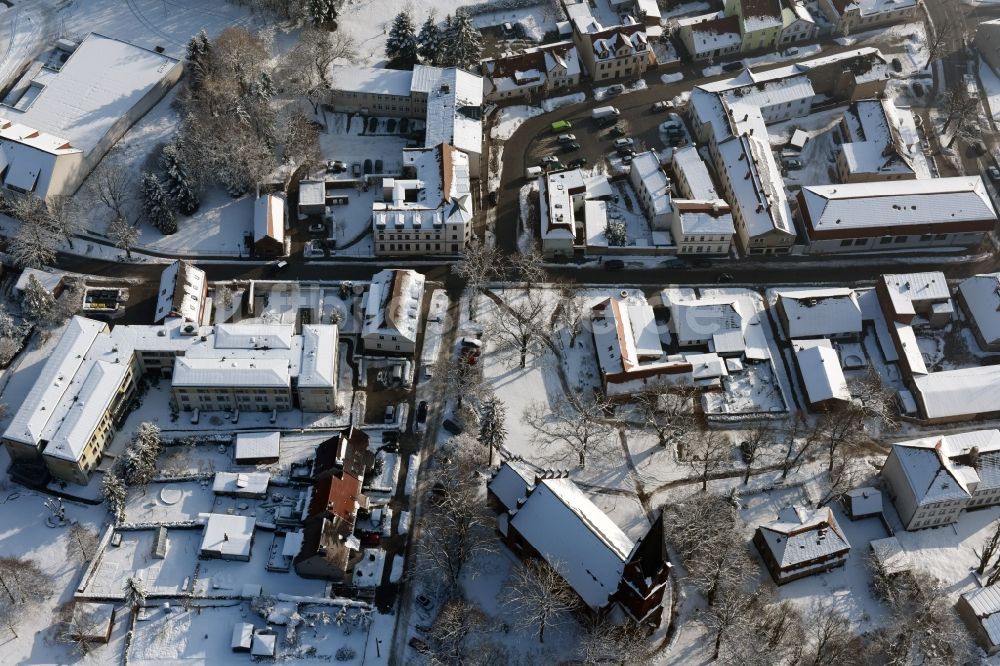 Luftbild Werneuchen - Winterluftbild Gebäude der Stadtverwaltung - Rathaus am Marktplatz in Werneuchen im Bundesland Brandenburg