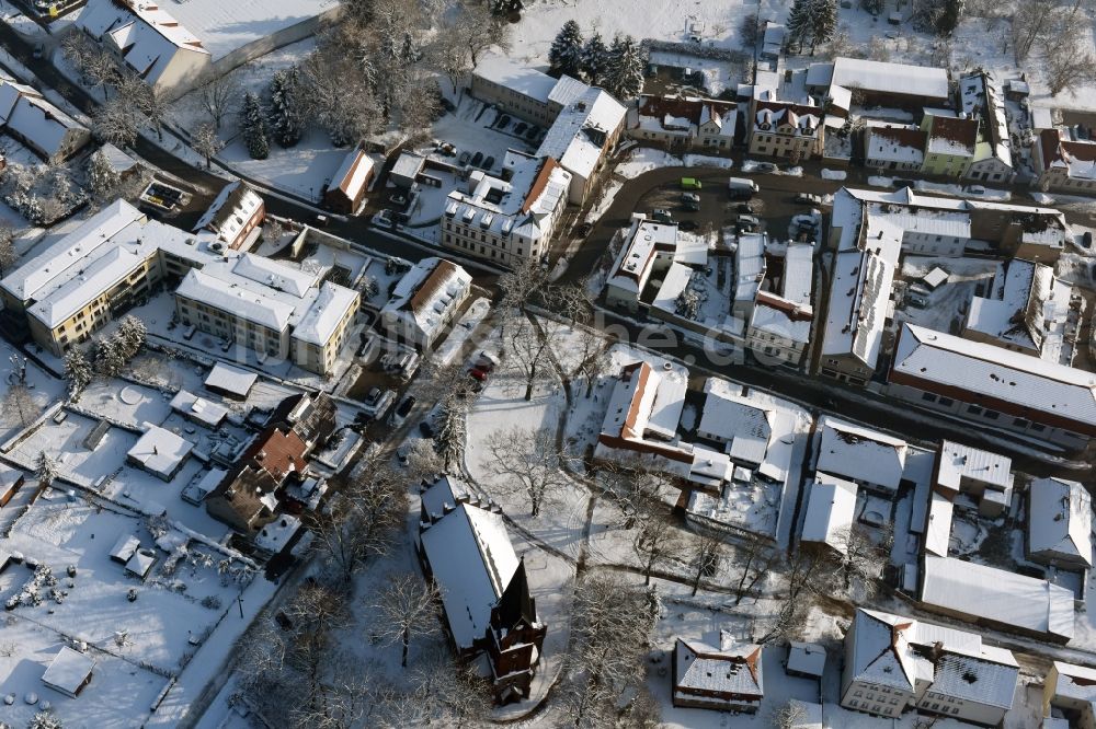 Luftaufnahme Werneuchen - Winterluftbild Gebäude der Stadtverwaltung - Rathaus am Marktplatz in Werneuchen im Bundesland Brandenburg