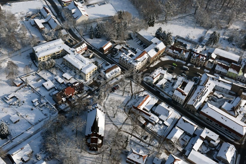 Werneuchen von oben - Winterluftbild Gebäude der Stadtverwaltung - Rathaus am Marktplatz in Werneuchen im Bundesland Brandenburg