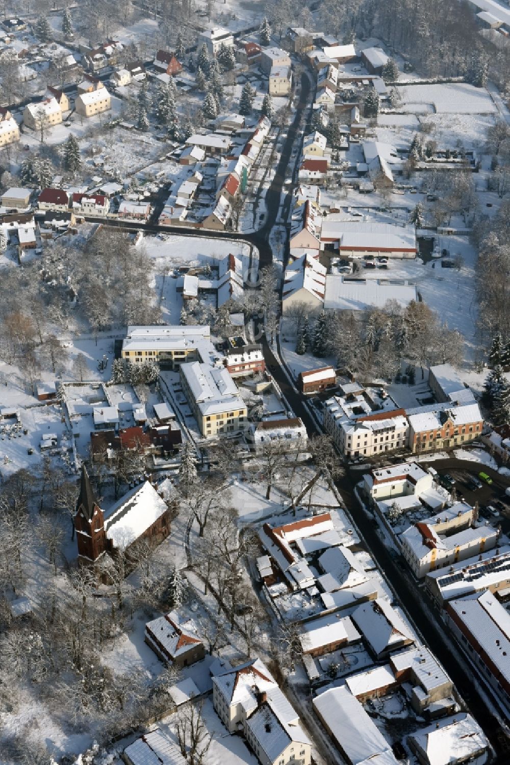 Werneuchen aus der Vogelperspektive: Winterluftbild Gebäude der Stadtverwaltung - Rathaus am Marktplatz in Werneuchen im Bundesland Brandenburg