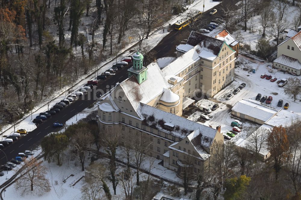 Berlin aus der Vogelperspektive: Winterluftbild Gebäude der Stadtverwaltung - Rathaus Treptow in Berlin, Deutschland