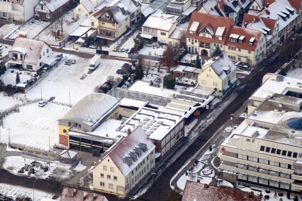 Kandel von oben - Winterluftbild Gebäude der Stadtverwaltung - Rathaus Verbandsgemeinde und Stadt Kandel in Kandel im Bundesland Rheinland-Pfalz