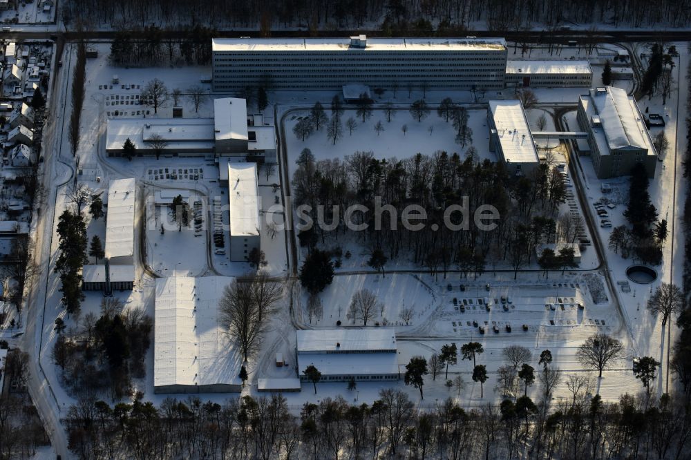 Luftaufnahme Berlin - Winterluftbild Gebäudekomplex der Bundeswehr- Militär- Kaserne des Planungsamt der Bundeswehr entlang der Oberspreestraße im Ortsteil Niederschöneweide in Berlin, Deutschland