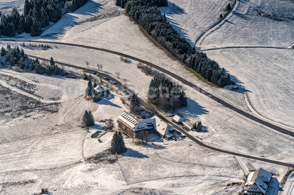 Luftbild Hofsgrund - Winterluftbild Gebäudekomplex der Hotelanlage die Halde in Oberried im Bundesland Baden-Württemberg, Deutschland