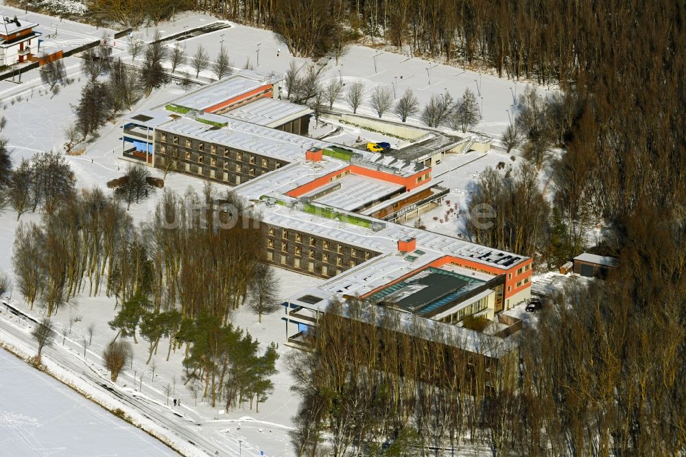 Dierhagen von oben - Winterluftbild Gebäudekomplex der Hotelanlage Ostseehotel in Dierhagen im Bundesland Mecklenburg-Vorpommern