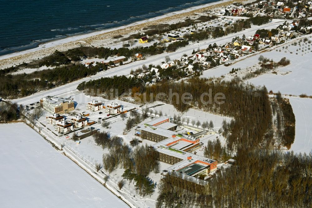 Dierhagen aus der Vogelperspektive: Winterluftbild Gebäudekomplex der Hotelanlage Ostseehotel in Dierhagen im Bundesland Mecklenburg-Vorpommern