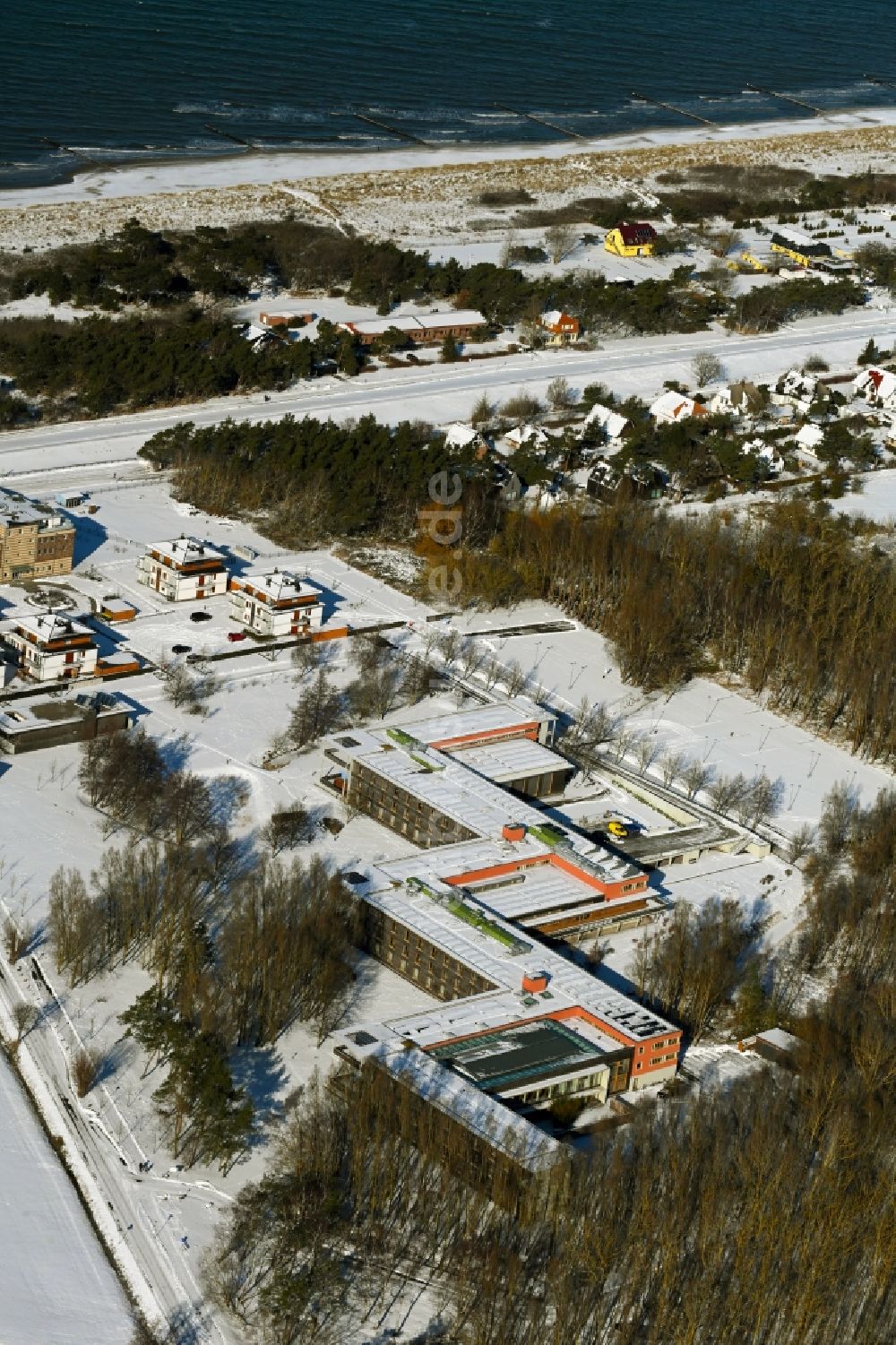 Luftbild Dierhagen - Winterluftbild Gebäudekomplex der Hotelanlage Ostseehotel in Dierhagen im Bundesland Mecklenburg-Vorpommern