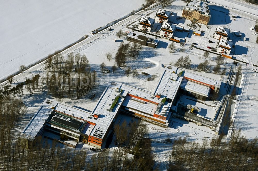 Dierhagen aus der Vogelperspektive: Winterluftbild Gebäudekomplex der Hotelanlage Ostseehotel in Dierhagen im Bundesland Mecklenburg-Vorpommern