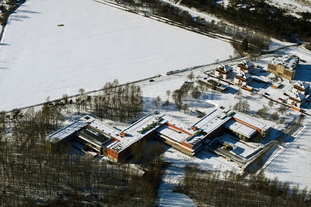 Dierhagen von oben - Winterluftbild Gebäudekomplex der Hotelanlage Ostseehotel in Dierhagen im Bundesland Mecklenburg-Vorpommern