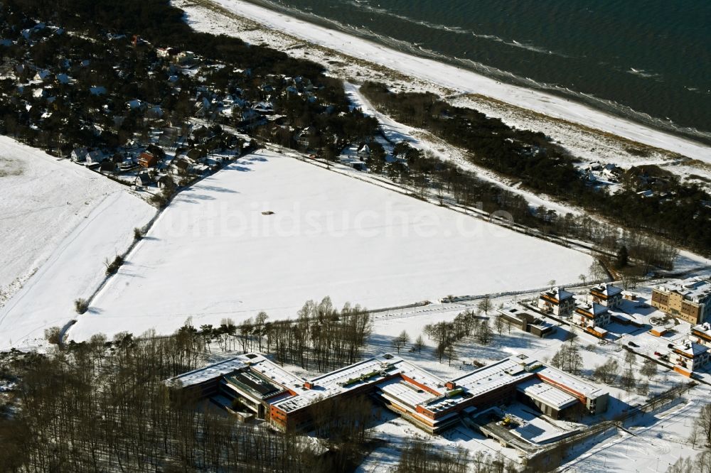 Dierhagen aus der Vogelperspektive: Winterluftbild Gebäudekomplex der Hotelanlage Ostseehotel in Dierhagen im Bundesland Mecklenburg-Vorpommern