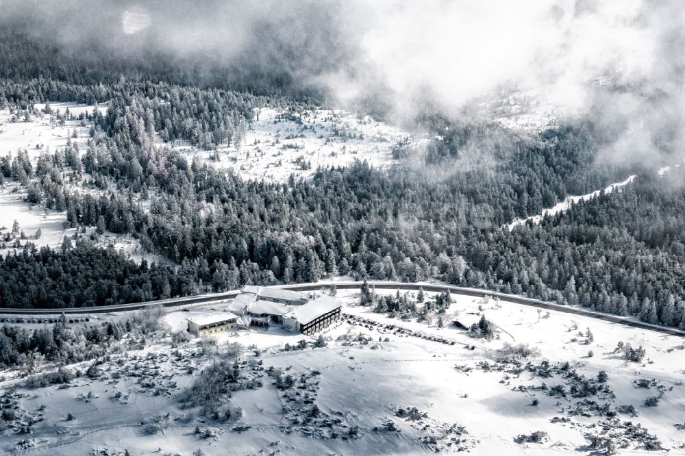 Baiersbronn von oben - Winterluftbild Gebäudekomplex der Hotelanlage Schliffkopf in Baiersbronn im Bundesland Baden-Württemberg, Deutschland