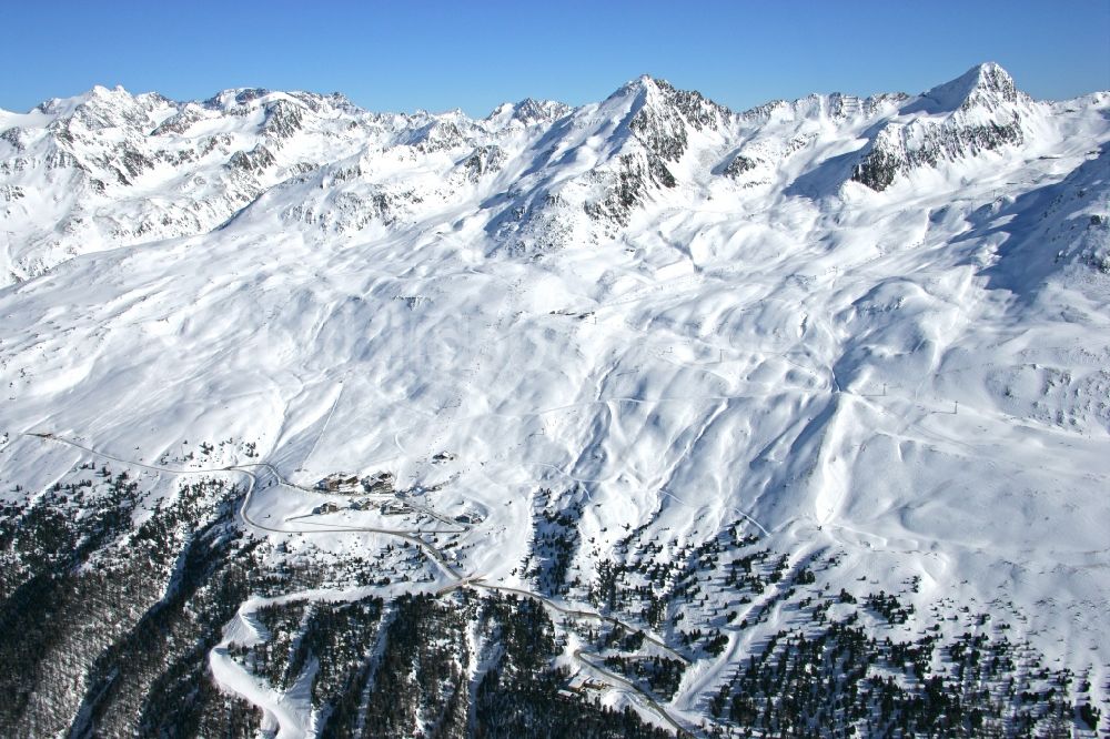 Luftaufnahme Gurgl - Winterluftbild Gebäudekomplex der Hotelanlage Skigebiet Hochgurl-Obergurgl in Gurgl im Ötztal in Tirol, Österreich