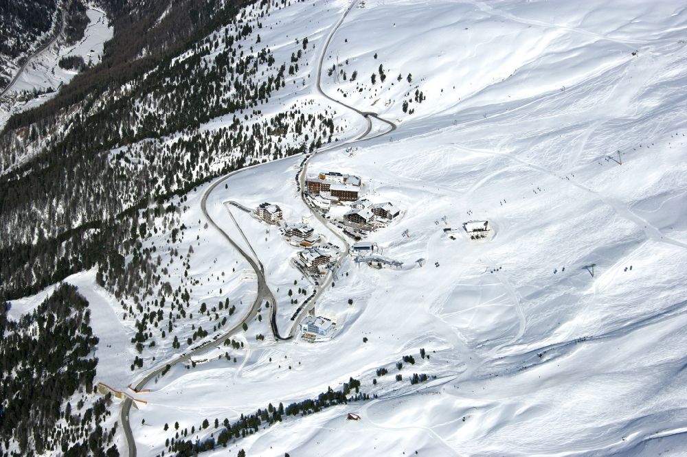 Gurgl von oben - Winterluftbild Gebäudekomplex der Hotelanlage Skigebiet Hochgurl-Obergurgl in Gurgl im Ötztal in Tirol, Österreich