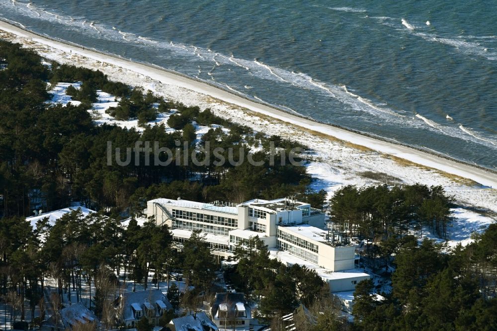 Dierhagen von oben - Winterluftbild Gebäudekomplex der Hotelanlage Strandhotel Fischland in Dierhagen im Bundesland Mecklenburg-Vorpommern, Deutschland