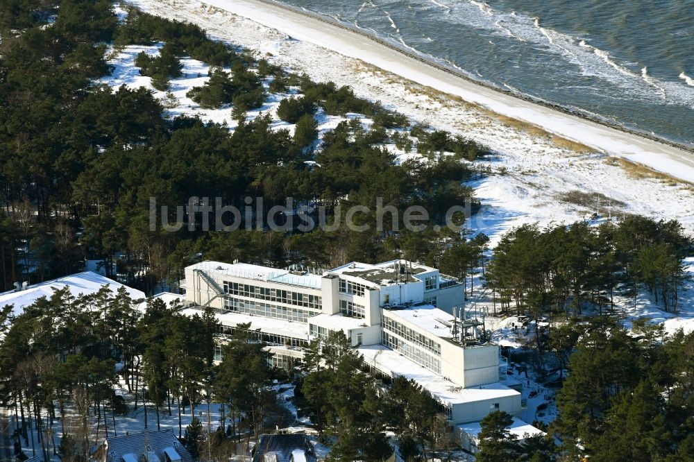 Dierhagen aus der Vogelperspektive: Winterluftbild Gebäudekomplex der Hotelanlage Strandhotel Fischland in Dierhagen im Bundesland Mecklenburg-Vorpommern, Deutschland