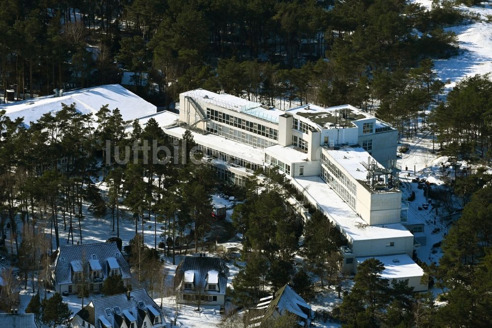 Luftbild Dierhagen - Winterluftbild Gebäudekomplex der Hotelanlage Strandhotel Fischland in Dierhagen im Bundesland Mecklenburg-Vorpommern, Deutschland