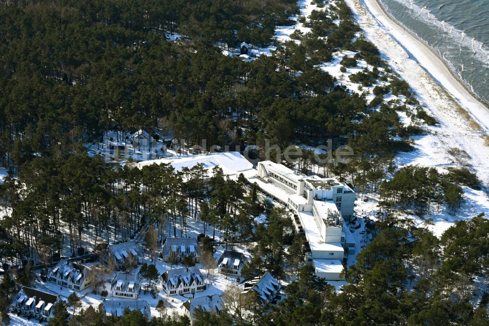 Luftaufnahme Dierhagen - Winterluftbild Gebäudekomplex der Hotelanlage Strandhotel Fischland in Dierhagen im Bundesland Mecklenburg-Vorpommern, Deutschland