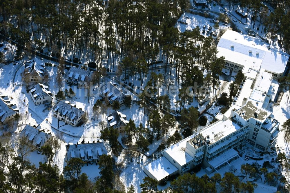 Dierhagen von oben - Winterluftbild Gebäudekomplex der Hotelanlage Strandhotel Fischland in Dierhagen im Bundesland Mecklenburg-Vorpommern, Deutschland