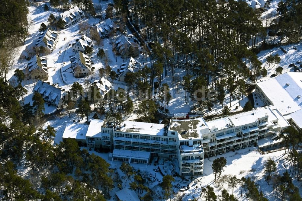 Dierhagen aus der Vogelperspektive: Winterluftbild Gebäudekomplex der Hotelanlage Strandhotel Fischland in Dierhagen im Bundesland Mecklenburg-Vorpommern, Deutschland