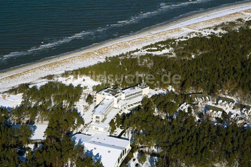 Luftaufnahme Dierhagen - Winterluftbild Gebäudekomplex der Hotelanlage Strandhotel Fischland in Dierhagen im Bundesland Mecklenburg-Vorpommern, Deutschland