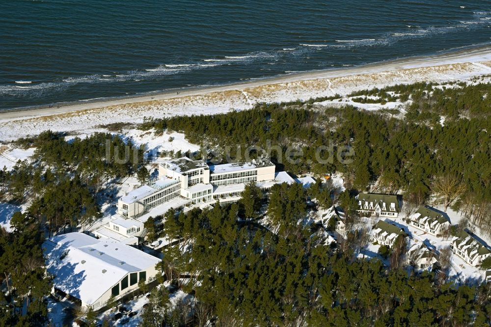 Dierhagen von oben - Winterluftbild Gebäudekomplex der Hotelanlage Strandhotel Fischland in Dierhagen im Bundesland Mecklenburg-Vorpommern, Deutschland