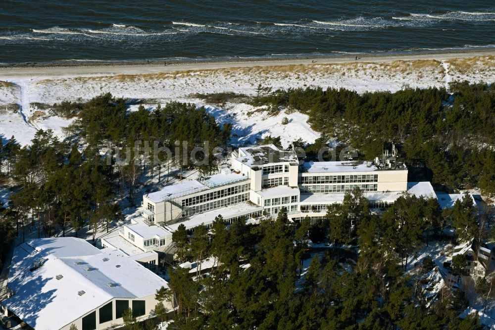 Dierhagen aus der Vogelperspektive: Winterluftbild Gebäudekomplex der Hotelanlage Strandhotel Fischland in Dierhagen im Bundesland Mecklenburg-Vorpommern, Deutschland