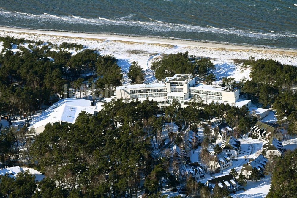 Luftaufnahme Dierhagen - Winterluftbild Gebäudekomplex der Hotelanlage Strandhotel Fischland in Dierhagen im Bundesland Mecklenburg-Vorpommern, Deutschland