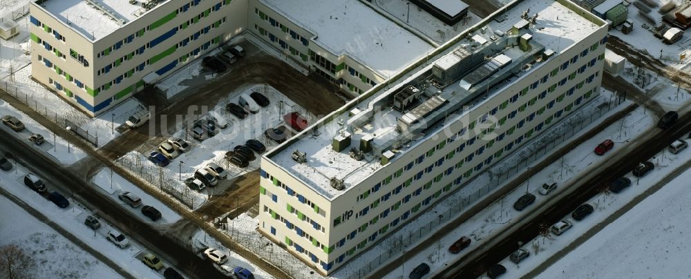 Luftaufnahme Berlin - Winterluftbild Gebäudekomplex des ifp Institut für Produktqualität GmbH in Berlin