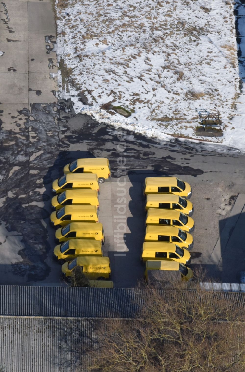 Werneuchen aus der Vogelperspektive: Winterluftbild Gebäudekomplex und Logistikzentrum auf dem Gelände der Deutschen Post - DHL an der Freienwalder Straße in Werneuchen im Bundesland Brandenburg