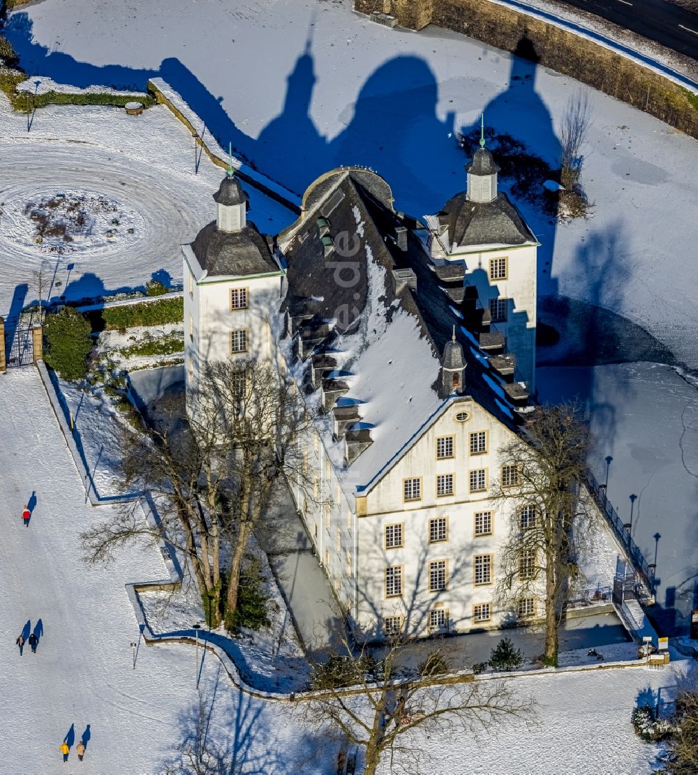 Luftaufnahme Essen - Winterluftbild Gebäudekomplex im Schloßpark von Schloß Borbeck in Essen im Bundesland Nordrhein-Westfalen - NRW, Deutschland