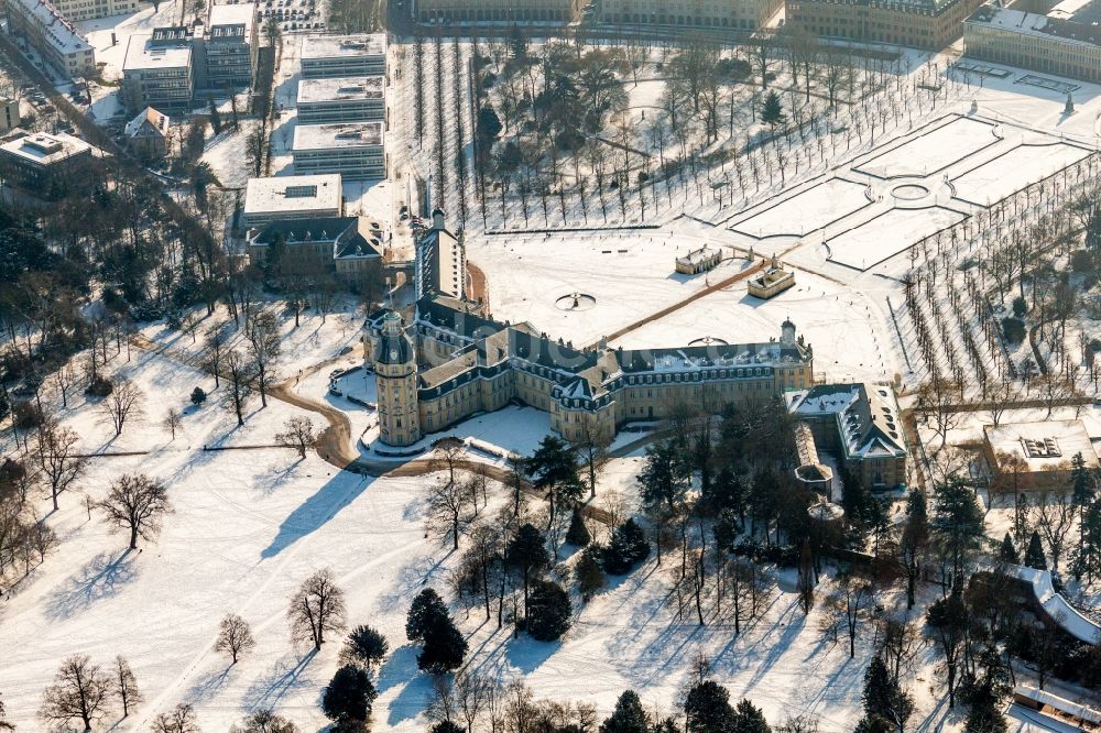 Karlsruhe aus der Vogelperspektive: Winterluftbild Gebäudekomplex im Schloßpark von Schloß Karlsruhe in Karlsruhe im Bundesland Baden-Württemberg, Deutschland