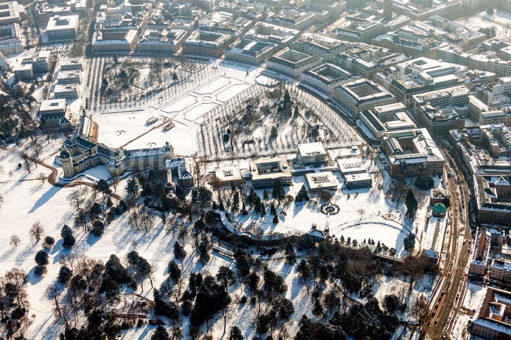 Luftbild Karlsruhe - Winterluftbild Gebäudekomplex im Schloßpark von Schloß Karlsruhe in Karlsruhe im Bundesland Baden-Württemberg, Deutschland