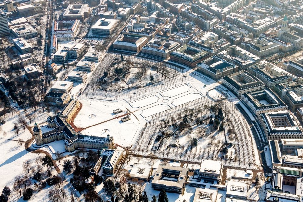 Luftaufnahme Karlsruhe - Winterluftbild Gebäudekomplex im Schloßpark von Schloß Karlsruhe in Karlsruhe im Bundesland Baden-Württemberg, Deutschland