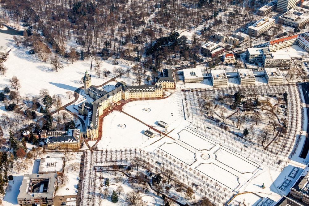 Karlsruhe von oben - Winterluftbild Gebäudekomplex im Schloßpark von Schloß Karlsruhe in Karlsruhe im Bundesland Baden-Württemberg, Deutschland