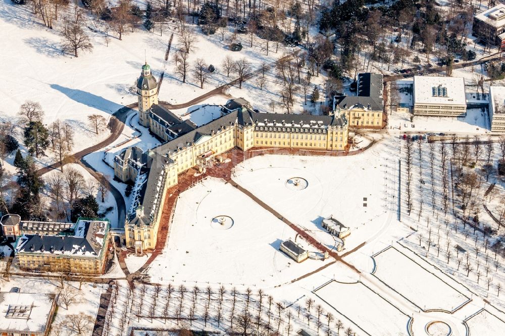 Karlsruhe aus der Vogelperspektive: Winterluftbild Gebäudekomplex im Schloßpark von Schloß Karlsruhe in Karlsruhe im Bundesland Baden-Württemberg, Deutschland