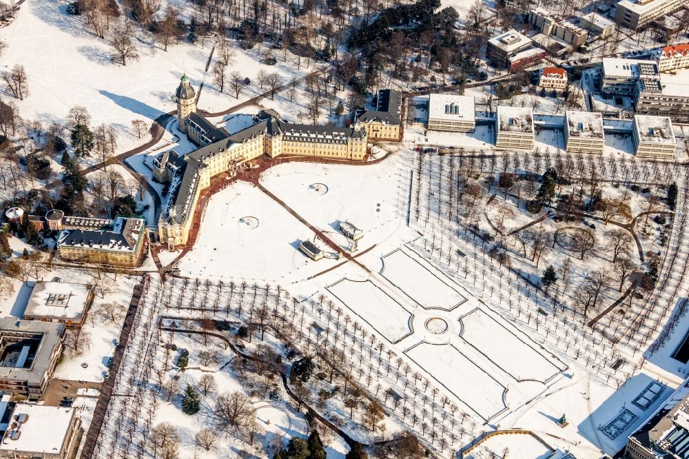 Luftbild Karlsruhe - Winterluftbild Gebäudekomplex im Schloßpark von Schloß Karlsruhe in Karlsruhe im Bundesland Baden-Württemberg, Deutschland